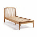 Houten eenpersoonsbed met lattenbodem en afmetingen van 190 x 90 x 40 cm
